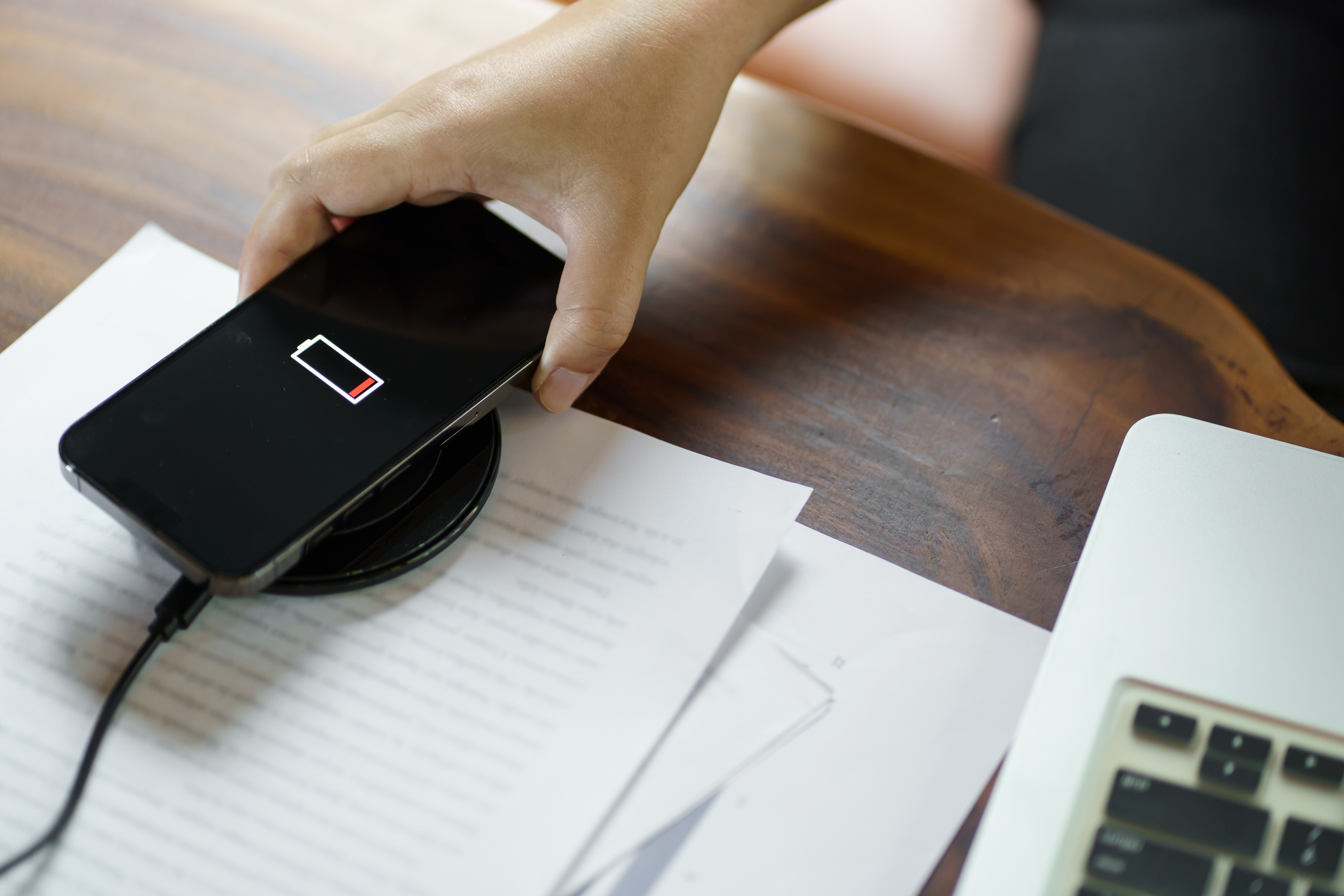 Wireless Charging Vs Wired Charging: These Are the Pros and Cons